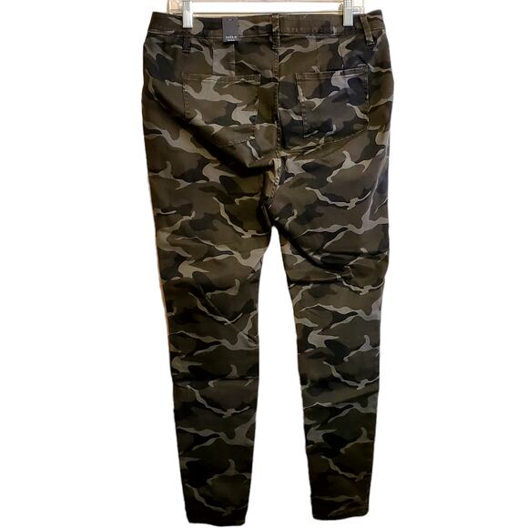 TORRID SKY HIGH SKINNY SIZE 18 CAMO TWILL PANT WITH SLIMMING COMPRESSION POCKETS - Picture 2 of 8